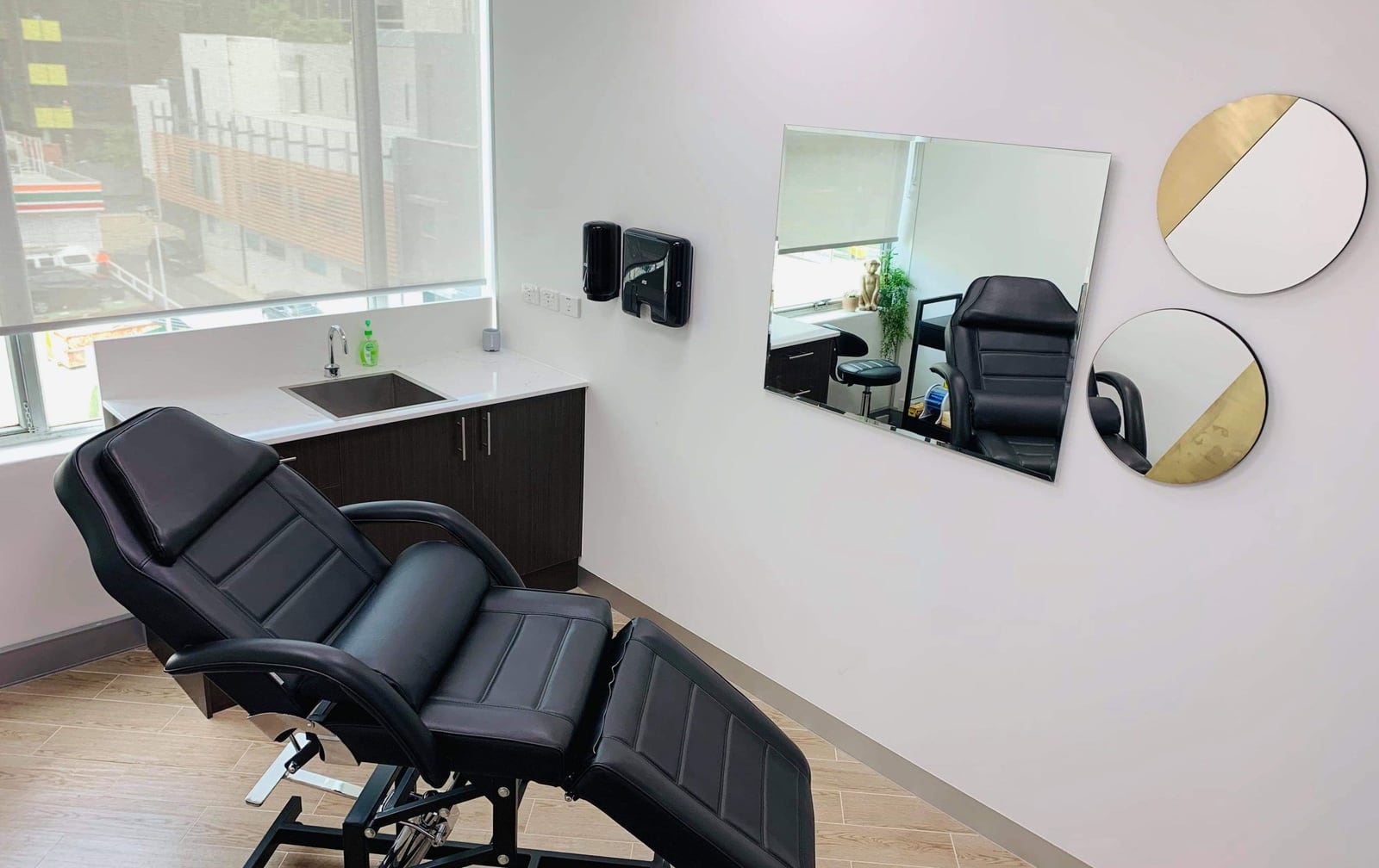 What to Look For in a Melbourne SMP Clinic scaled, Foli Sim